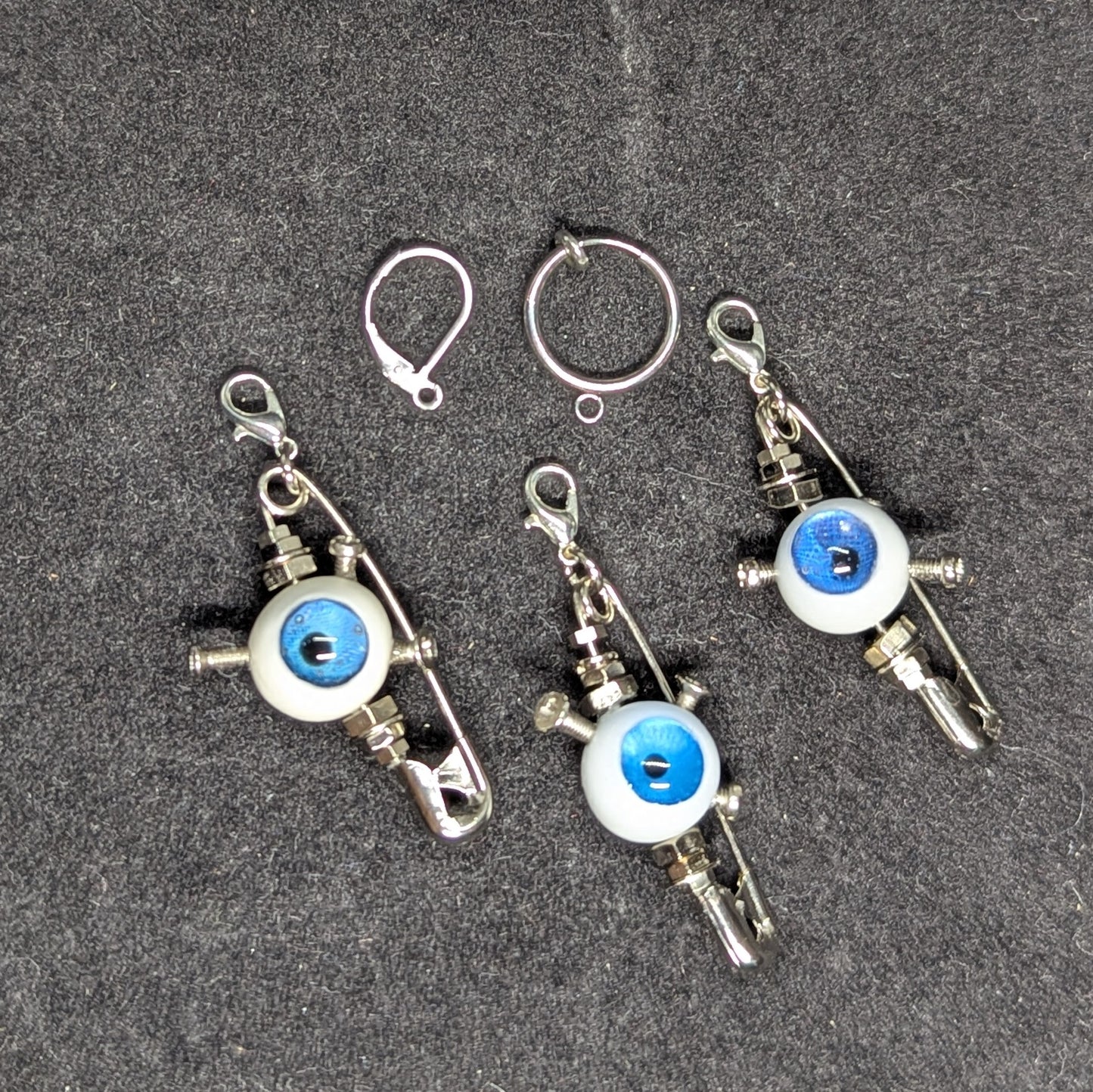 【安全じゃないピン】の片耳ピアス・イヤリング